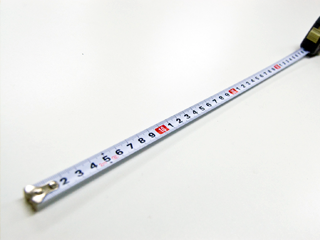 サイズはメジャーで実寸を測る